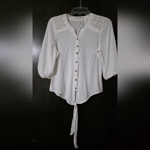 Solitaire White Short Sleeve V-neck Crochet Detailing Women's Blouse Size Medium